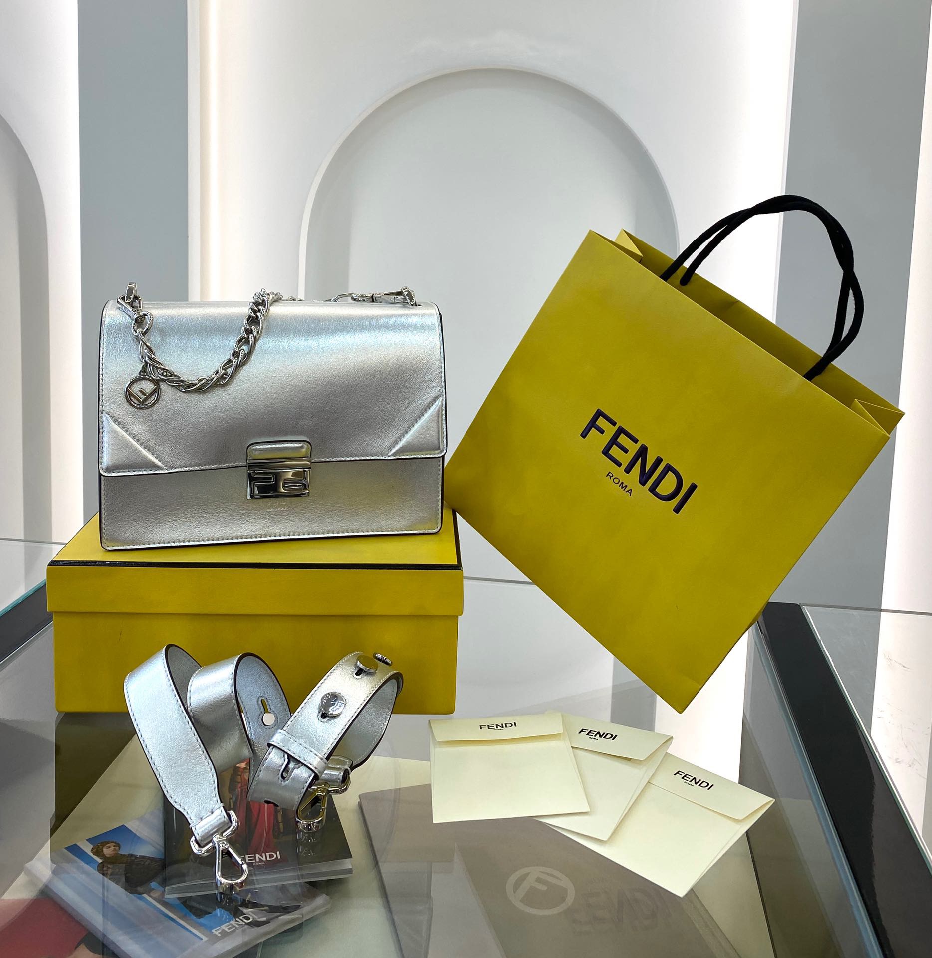 FENDI 펜디 칸 유 백