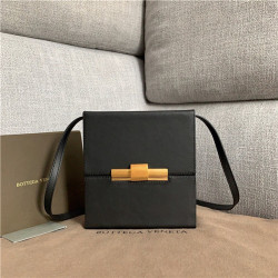 BOTTEGA VENETA 보테가베네타 데이지 박스백 B7022-2 신상
